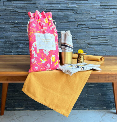 Kadoor Honey Gold Table Runner & Beige/Brown Napkin Set – Gift Bag